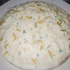 A picture of Rabdi malai cake.