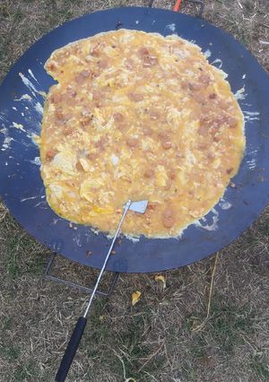 Baconos hagymás grillkolbászos tojásrántotta tárcsán recept fotója