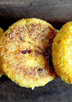 Una foto de Hamburguesas vegetarianas, sin gluten, económicas, sabrosas de arroz y choclo-maíz o elote