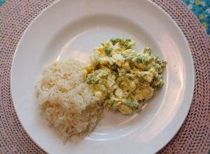 Una foto de Ensalada de huevo y chícharos 😋❤️