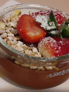 Foto di Budino al cacao con pistacchi e fragole
