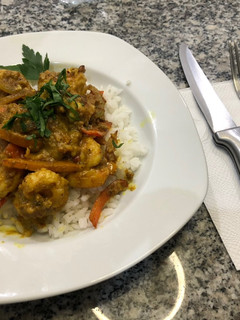 A picture of Camarones al curry con crema de coco.