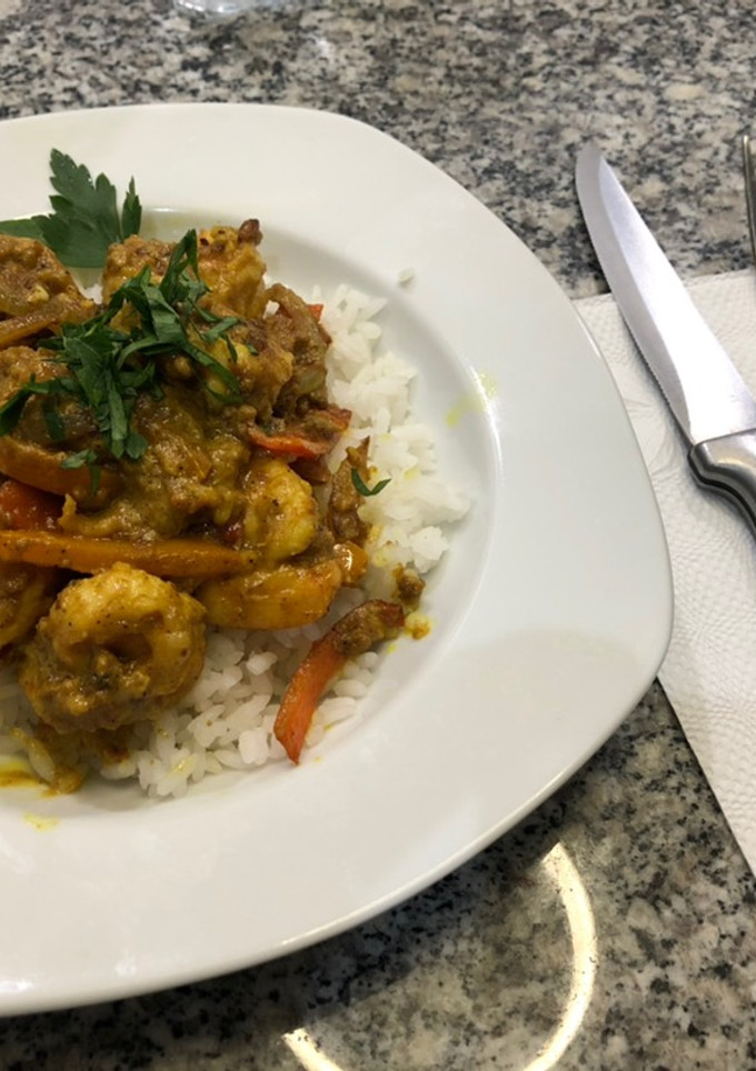 Una foto de Camarones al curry con crema de coco