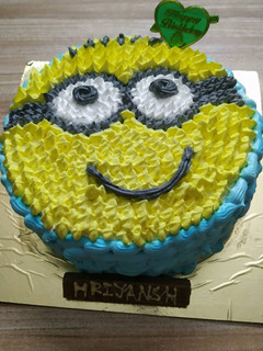 મિનિયોન ચોકલેટ કેક (Minion Chocolate Cake Recipe In Gujarati) રેસીપી મુખ્ય ફોટો