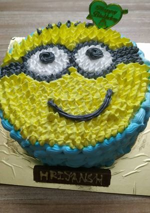 મિનિયોન ચોકલેટ કેક (Minion Chocolate Cake Recipe In Gujarati) રેસીપી મુખ્ય ફોટો