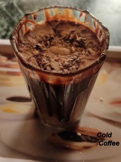 कोल्ड कॉफी (Cold coffee recipe in hindi) रेसिपी मुख्य फोटो