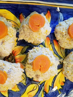 A picture of Gefilte fish balls.