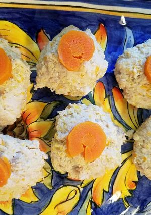 A picture of Gefilte fish balls.