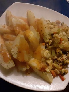 Una foto de Papas tipo bravas al horno con merenjunge