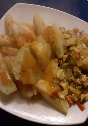 Una foto de Papas tipo bravas al horno con merenjunge