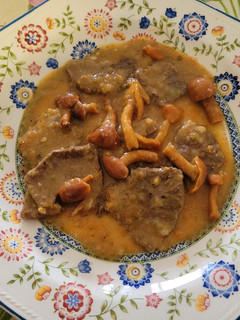 Una foto de Fricandó de ternera con variado de setas. Plato de la cocina Catalana