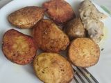 Запечена картопля половинками на дисковій сковороді на природі чи в духовці