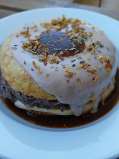 Una foto de Tortilla de patatas rellena de carrilleras al vino tinto y chocolate