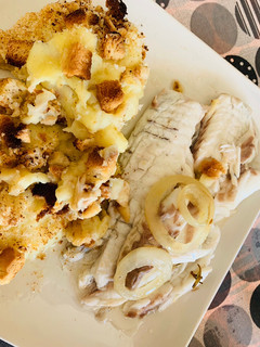 Una foto de Dorada al horno al toque de limón y especias con puré de patata con crosta