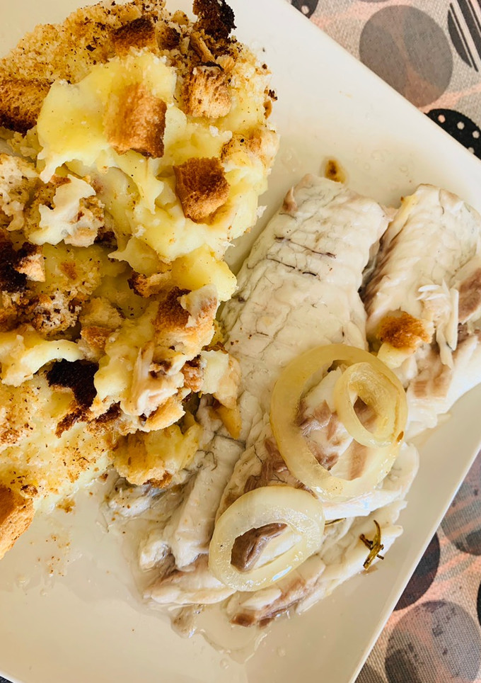 Una foto de Dorada al horno al toque de limón y especias con puré de patata con crosta
