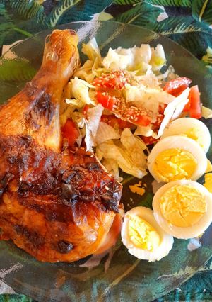 Una foto de Pata y muslo al horno con guarnición