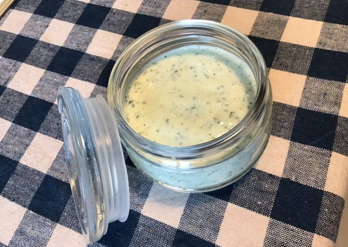 Sauce crème au brocciu corse,oignon citron et persil