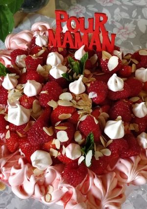 Une photo de Pavlova aux fruits rouges