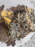 Revuelto de setas, ajetes y gulas