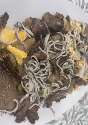 Una foto de Revuelto de setas, ajetes y gulas