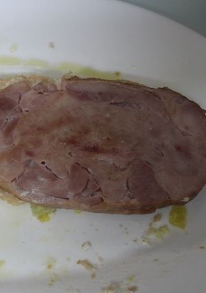 Una foto de Panini de pollo con yogur griego