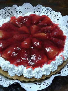 Una foto de Tarta de frutillas y chantilly con espejo de frambuesas