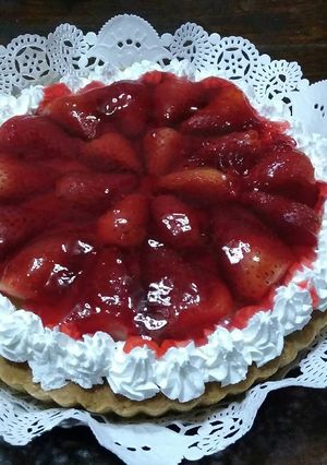 Una foto de Tarta de frutillas y chantilly con espejo de frambuesas