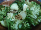 Ensalada con queso de cabra, nueces y manzana