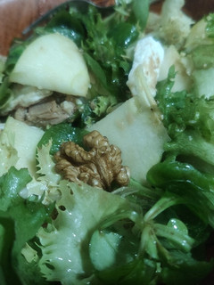 Una foto de Ensalada con queso de cabra, nueces y manzana