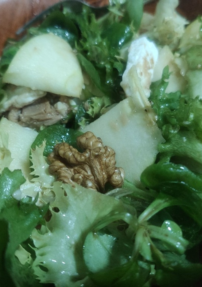 Una foto de Ensalada con queso de cabra, nueces y manzana
