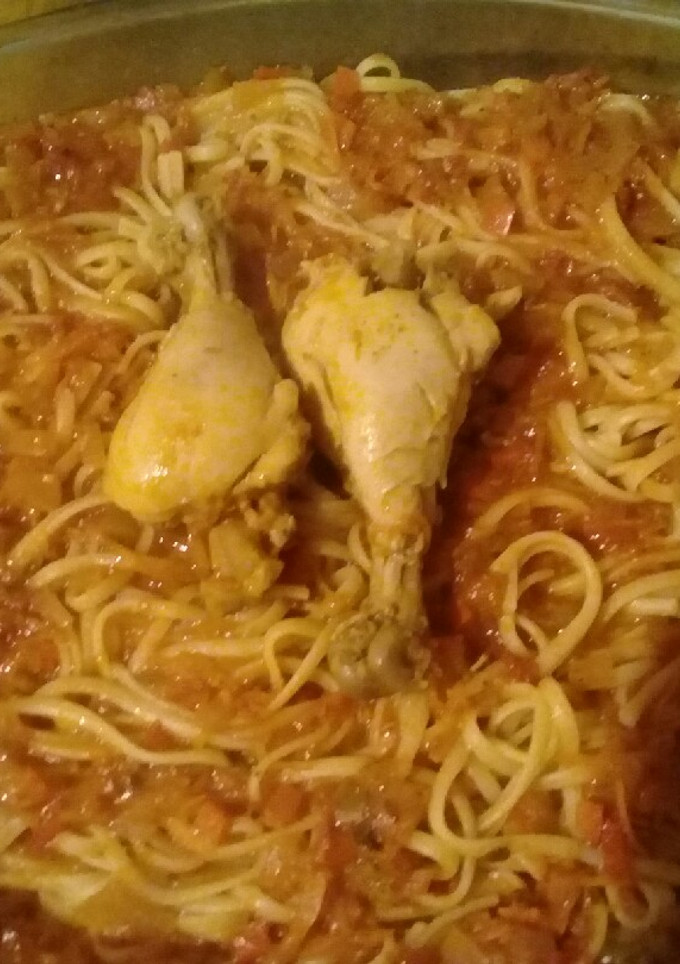 Una foto de Espaguetti con Salsa Roja y Pollo Sabrosisimo😊😃!!!