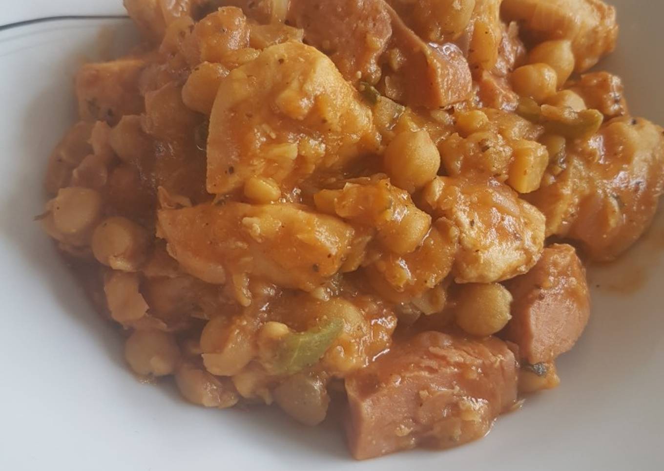 Garbanzo compuesto con pollo y salchicha