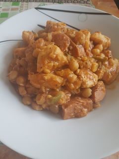 Una foto de Garbanzo compuesto con pollo y salchicha