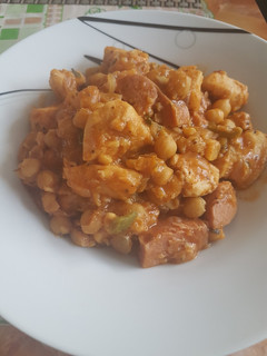 Una foto de Garbanzo compuesto con pollo y salchicha