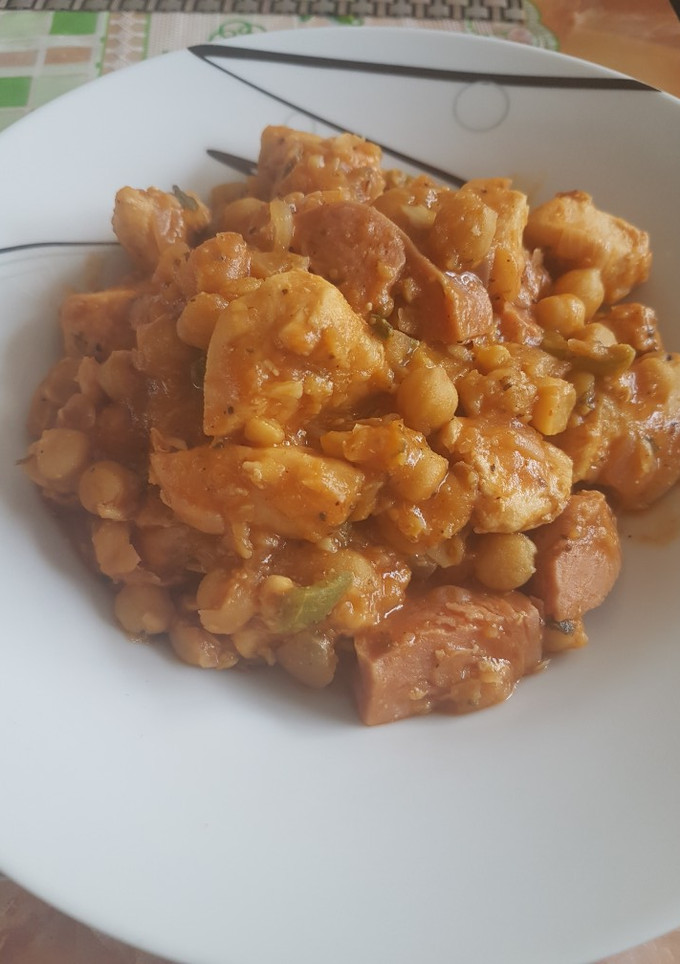 Una foto de Garbanzo compuesto con pollo y salchicha