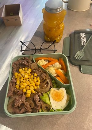 Hình của món Bento box 15: cơm bò & bắp.