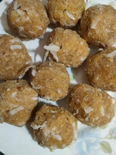 चूरमा लड्डू (churma ladoo recipe in Hindi) रेसिपी मुख्य फोटो