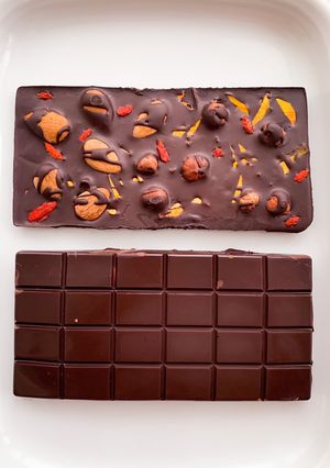 Una foto de 2 tabletas Chocolate sin azúcar con frutos secos