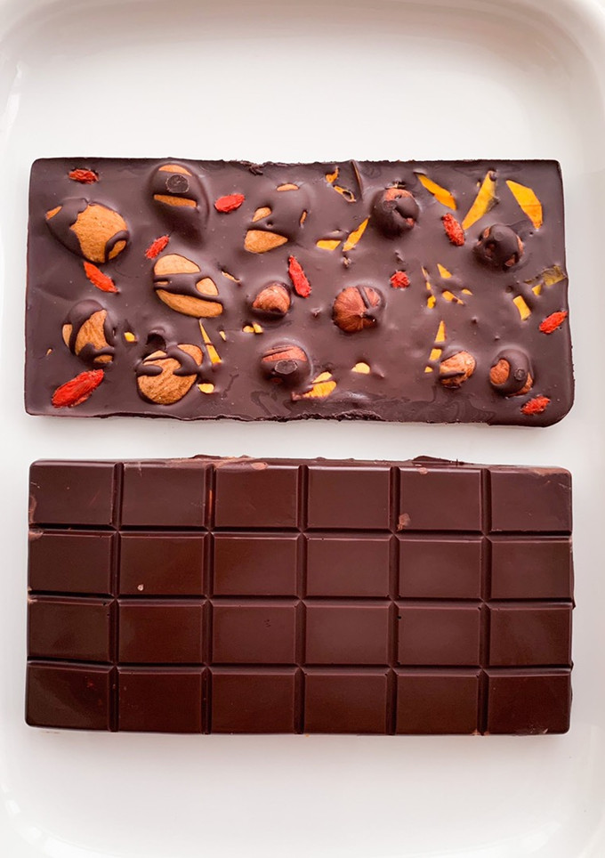 Una foto de 2 tabletas Chocolate sin azúcar con frutos secos