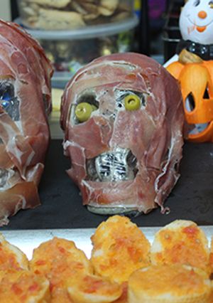 Una foto de Calaveras con pan tomate