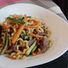Una foto de Pasta con verdura y salsa de soja