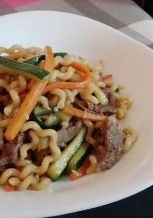 Una foto de Pasta con verdura y salsa de soja