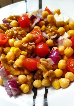 Una foto de Ensalada de garbanzos
