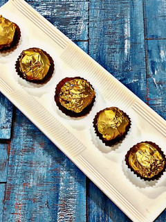 फ़रेरो रॉशर चॉकलेट (Ferrero Rocher Chocolate recipe in Hindi) रेसिपी मुख्य फोटो