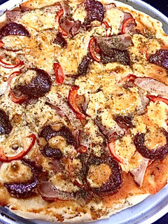 Una foto de Pizza la carnívora