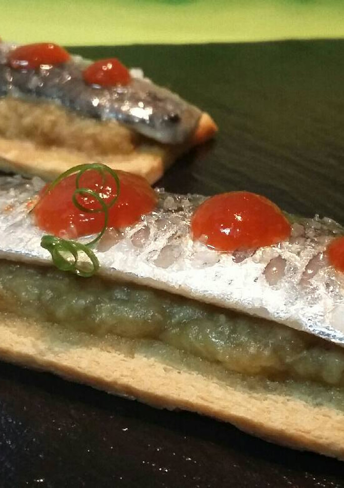 Una foto de Tostadas de sardinas y crema de berenjenas