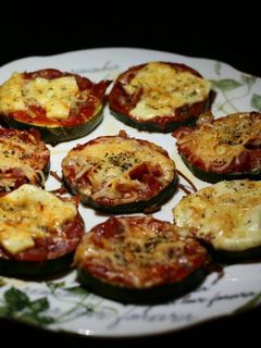 Una foto de Pizzetas de calabacín con jamón y queso manchego 🌱🍕