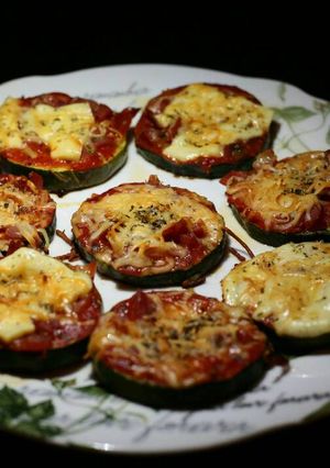 A picture of Zucchini Mini Pizzas with Ham and Manchego Cheese 🌱🍕.
