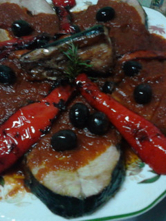 Una foto de Bonito frito con cebolla, tomate y aceitunas al romero