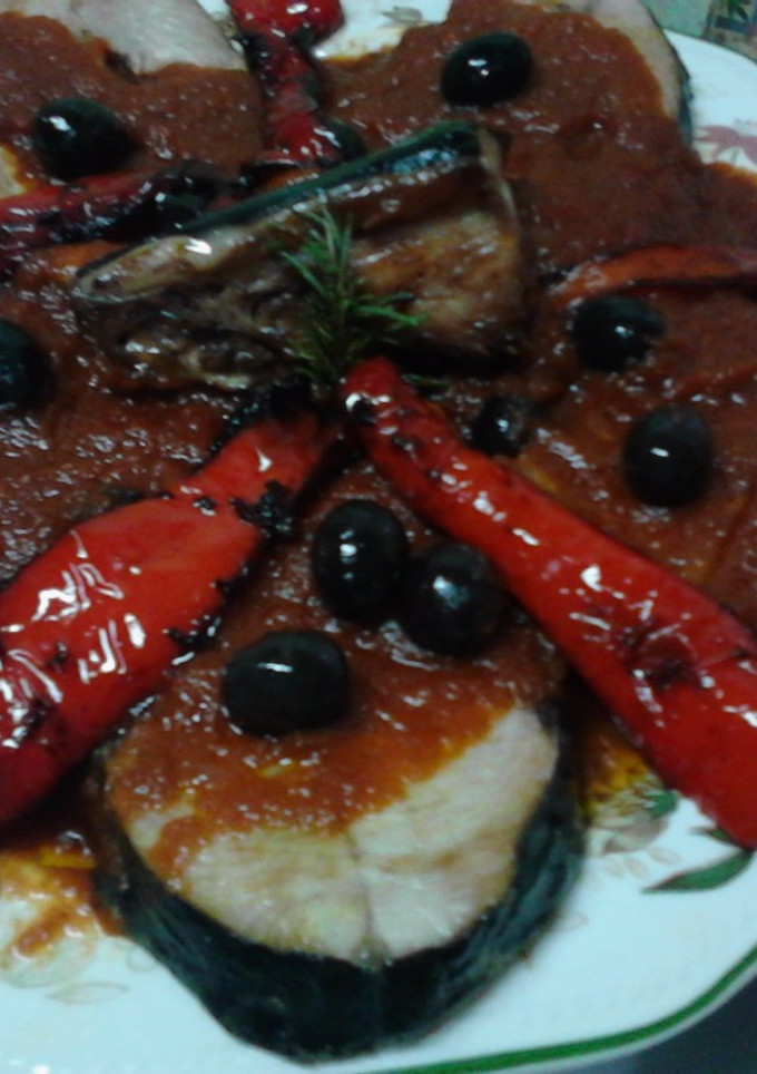 Una foto de Bonito frito con cebolla, tomate y aceitunas al romero